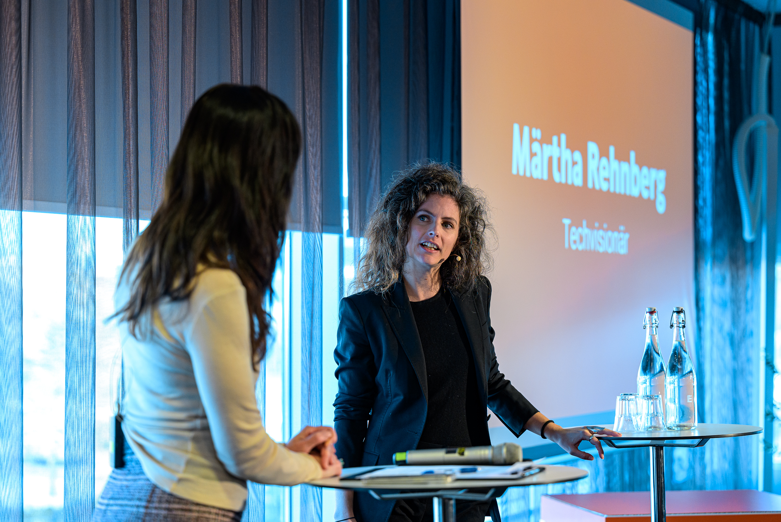 Märta Rehnberg på scen tillsammans med moderator Lydia Capolicchio